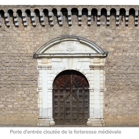 Dans Maison Privée *